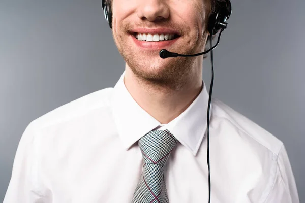 Vue recadrée de l'opérateur du centre d'appels souriant dans le casque — Photo de stock