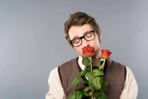 Uomo gioioso in occhiali con gli occhi chiusi profumo bouquet di rose — Foto stock