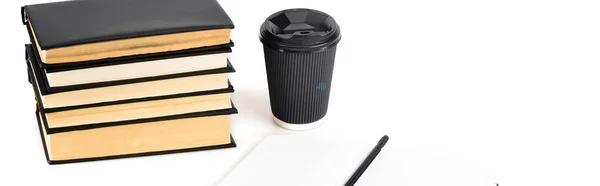Панорамний знімок книг, паперової чашки, блокнота та олівця на білому — стокове фото