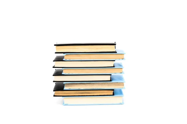 Montón de libros negros y azules aislados en blanco - foto de stock