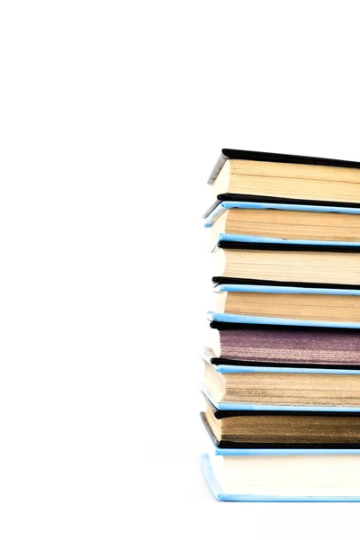 Pila di libri neri e blu isolati su bianco — Foto stock