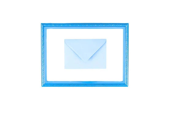 Вид зверху рамки і синій конверт ізольовані на білому — стокове фото