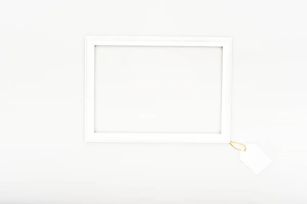 Vista dall'alto di frame e cartellino isolato su bianco — Foto stock