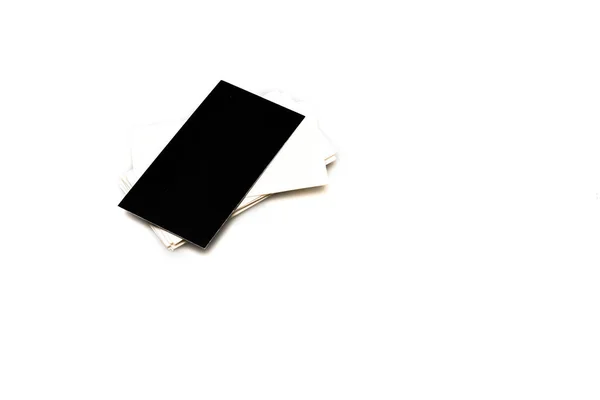 Stapel leerer schwarzweißer Visitenkarten auf weißem Hintergrund — Stockfoto