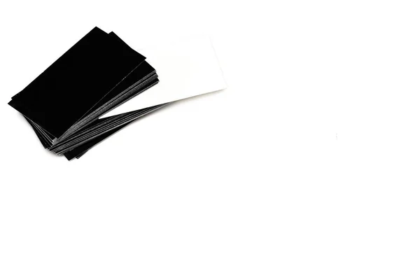 Empilement de cartes de visite vides en noir et blanc sur blanc — Photo de stock