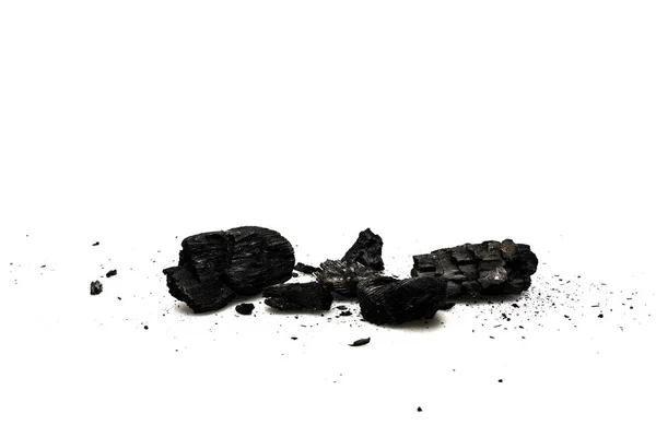 Leña negra quemada con ceniza sobre superficie blanca - foto de stock