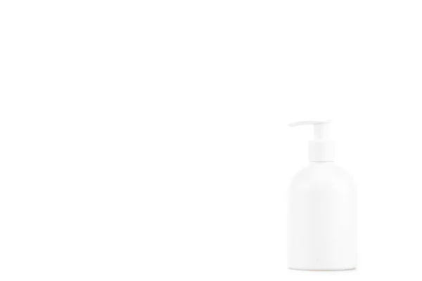 Flacone cosmetico bianco con spray isolato su bianco — Foto stock