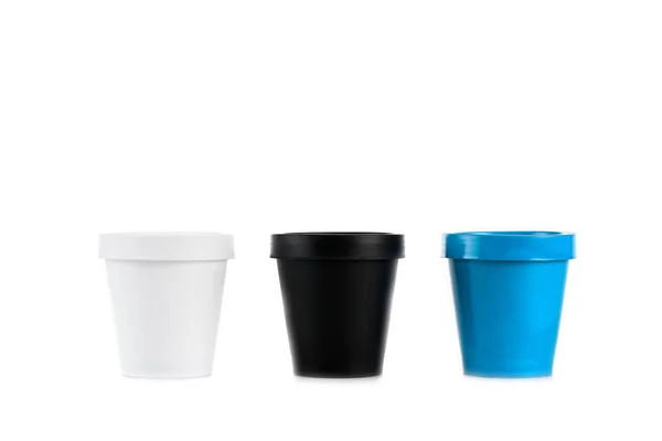 Tasses en plastique blanc, noir et bleu isolées sur blanc — Photo de stock