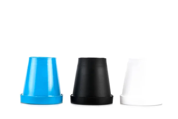 Tazas de plástico blanco, negro y azul aisladas en blanco - foto de stock