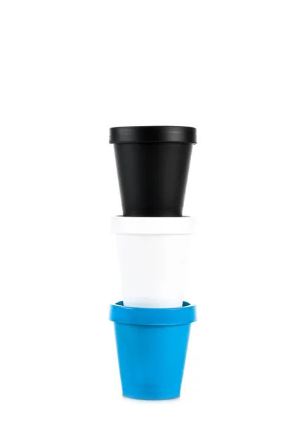 Tasses en plastique blanc, noir et bleu isolées sur blanc — Photo de stock