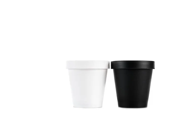 Белые и черные пластиковые чашки изолированы на белый — стоковое фото