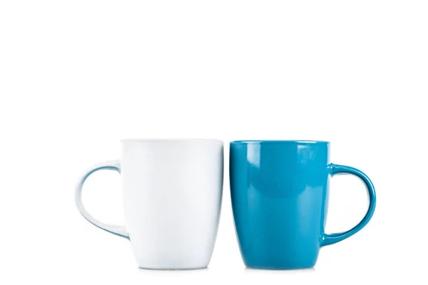 Tasses en céramique blanche et bleue isolées sur blanc — Photo de stock