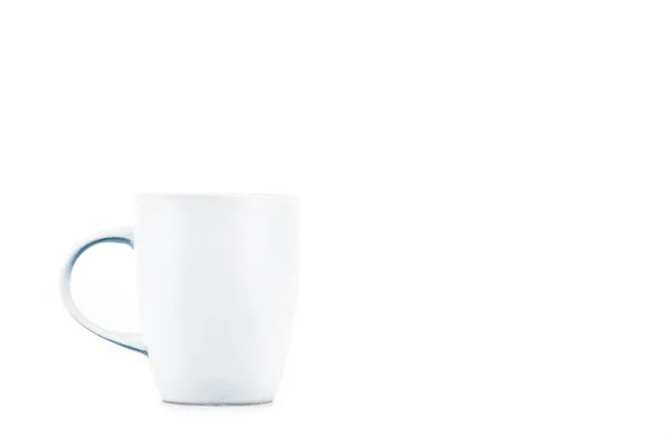 Большая белая керамическая чашка на белом фоне — стоковое фото