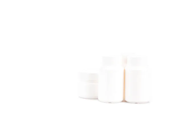 Conteneurs cosmétiques blancs avec bouchons isolés sur blanc — Photo de stock