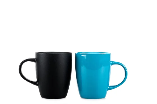 Grandes tasses en céramique noire et bleue isolées sur blanc — Photo de stock