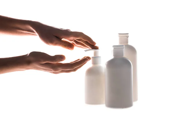 Vue recadrée de la femme appliquant crème pour les mains isolée sur blanc — Photo de stock