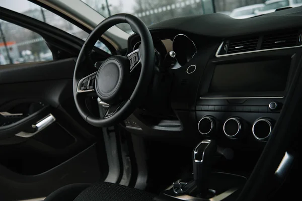 Volant noir près de la boîte manuelle en voiture de luxe — Photo de stock