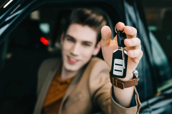 Вибірковий фокус ключа автомобіля в руці щасливого чоловіка — стокове фото