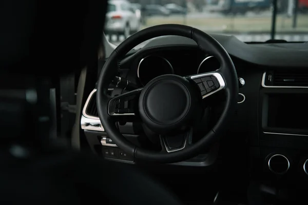 Foyer sélectif du volant dans la voiture de luxe — Photo de stock