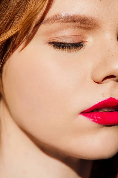 Vue rapprochée de belle jeune femme aux lèvres rouges et ombre à paupières — Photo de stock