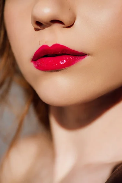 Selektiver Fokus einer sinnlichen jungen Frau mit roten Lippen — Stockfoto