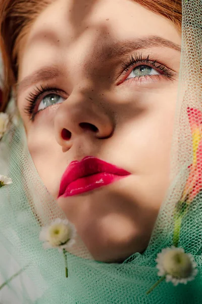 Schöne junge Frau mit roten Lippen, bedeckt mit Schleier und Blumen — Stockfoto