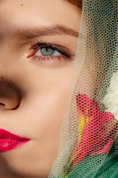 Крупный план красивой молодой женщины с красными губами, покрытыми вуалью с цветами — стоковое фото