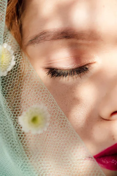 Vista de cerca de la hermosa mujer joven cubierta de velo con flores - foto de stock