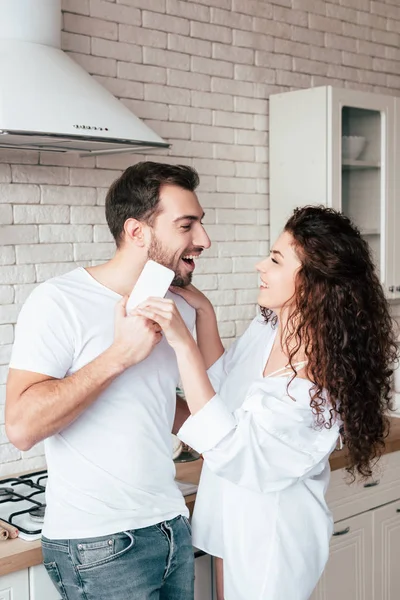 Lachendes Paar schaut sich in Küche an — Stockfoto