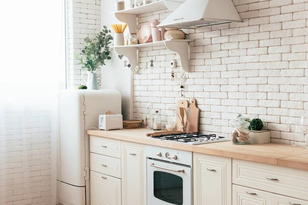 Aconchegante cozinha moderna com utensílios de cozinha e plantas — Fotografia de Stock