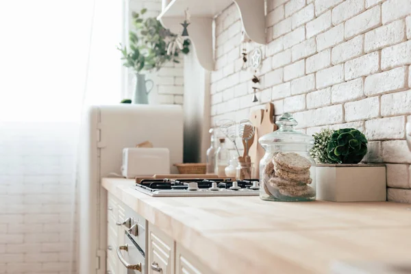 Cozinha moderna com geladeira, forno e utensílios de cozinha — Fotografia de Stock