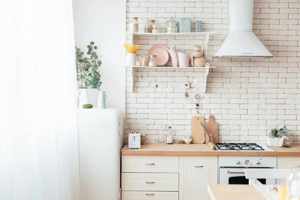 Moderne helle Küche mit Geschirr, Kochutensilien und Dekoration — Stockfoto