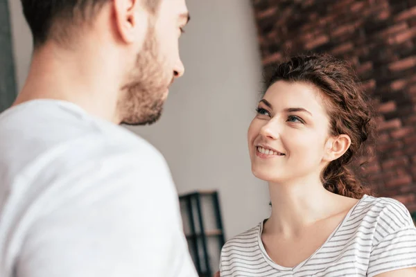 Joyeuse fille attrayante regardant petit ami avec le sourire — Photo de stock