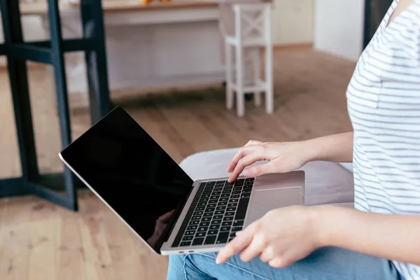 Visão parcial da mulher usando laptop com tela em branco na sala de estar — Fotografia de Stock