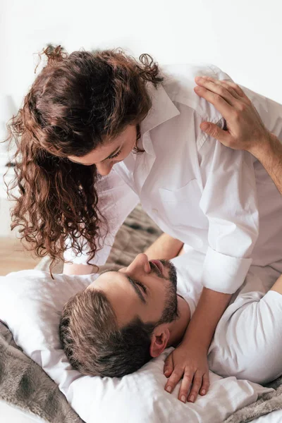 Casal sensual deitado na cama e olhando um para o outro — Fotografia de Stock