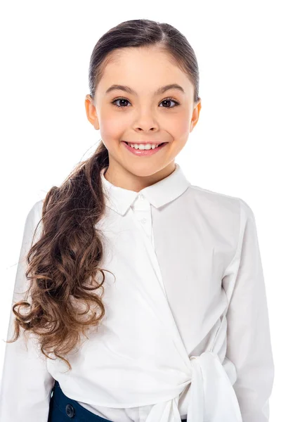 Adorable colegiala en formal desgaste mirando a cámara y sonriendo aislado en blanco - foto de stock