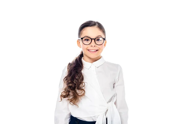 Entzückendes Schulmädchen in formaler Kleidung und Brille, das in die Kamera schaut und isoliert auf Weiß lächelt — Stockfoto