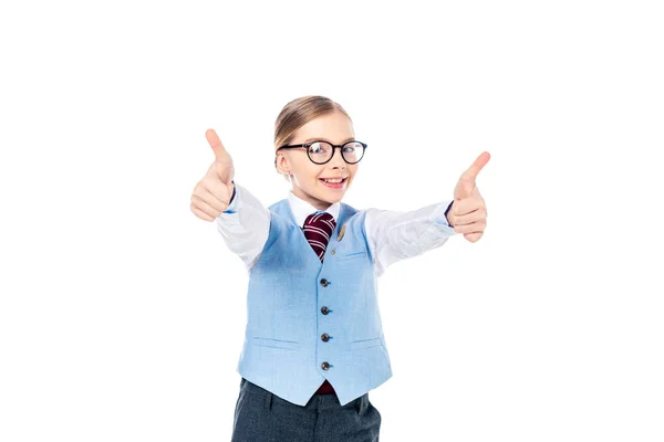 Colegiala feliz en gafas y ropa formal haciendo pulgares hacia arriba signos aislados en blanco - foto de stock