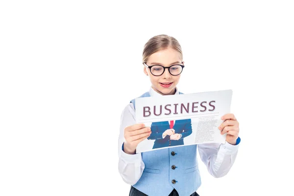 Entzückendes Schulmädchen in formeller Kleidung, das Geschäftszeitung auf Weiß mit Kopierraum liest — Stockfoto