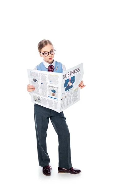 Entzückendes Schulmädchen in formeller Kleidung und Brille, die Wirtschaftszeitung auf Weiß liest — Stockfoto