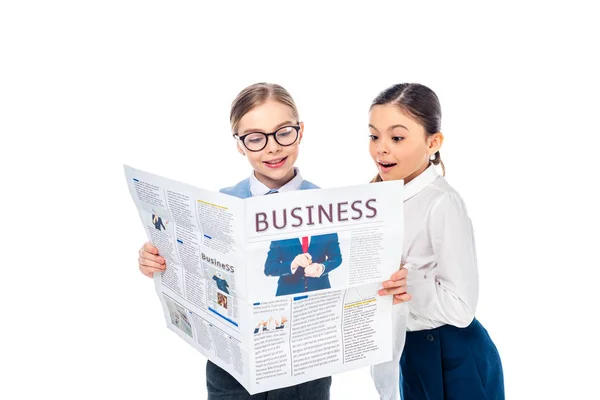 Adorables écolières en tenue formelle lecture journal d'affaires isolé sur blanc — Photo de stock