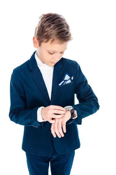 Школяр в офіційному одязі робить вигляд, що бізнесмен налаштовує годинник ізольовано на білому — стокове фото