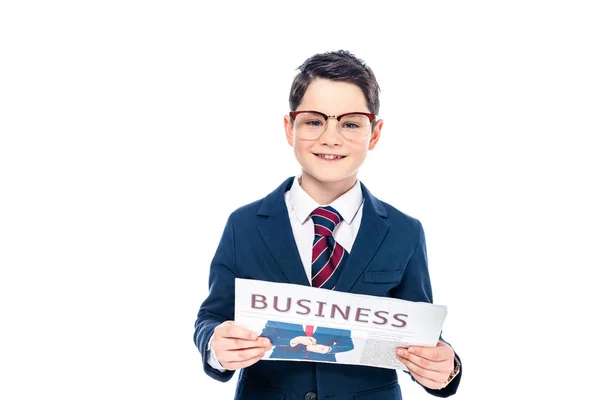Colegial feliz en ropa formal y gafas con periódico de negocios aislado en blanco - foto de stock