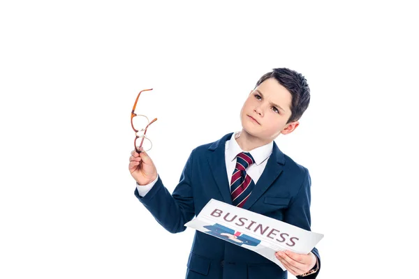 Colegial en ropa formal con gafas celebración de periódico de negocios aislado en blanco - foto de stock