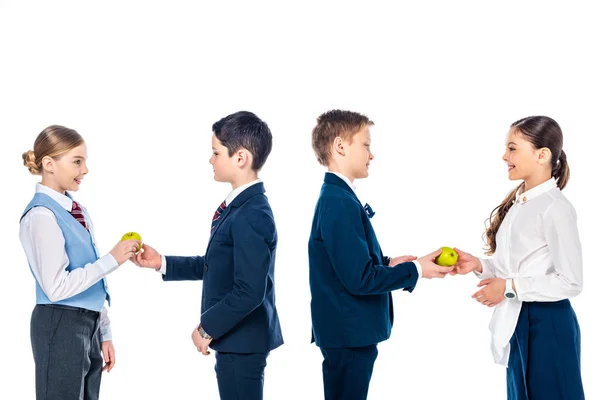 Écoliers prétendant être des hommes d'affaires partageant des pommes isolé sur blanc — Photo de stock