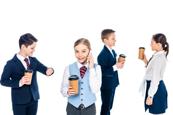 Schüler geben sich als Geschäftsleute aus, halten Coffee to go in der Hand und unterhalten sich isoliert auf dem Smartphone — Stockfoto