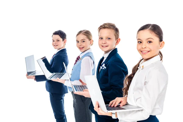 Щасливі школярі роблять вигляд, що бізнесмени використовують ноутбуки і дивляться на камеру Ізольовані на білому — стокове фото