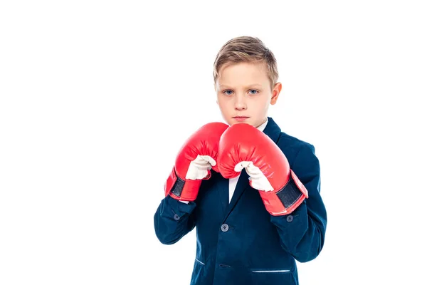 Schuljunge in Boxhandschuhen blickt isoliert auf weiße Kamera mit Kopierraum — Stockfoto