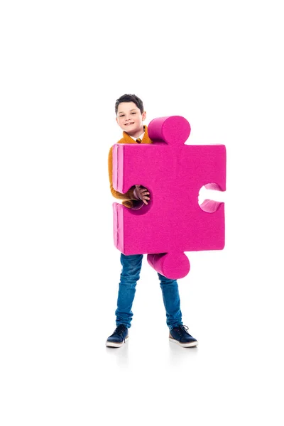Heureux garçon posant avec puzzle pièce sur blanc — Photo de stock