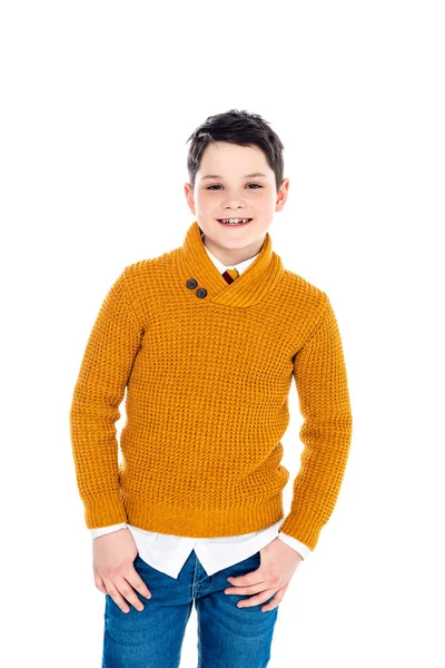 Adorável sorrindo menino em roupas casuais olhando para câmera isolada no branco — Fotografia de Stock